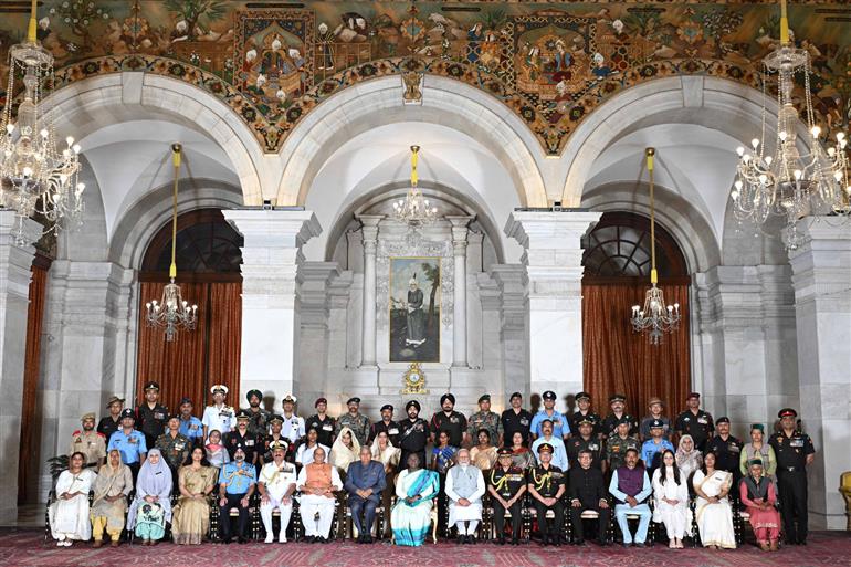 At the 2025 Defence Investiture Ceremony, Smt. Droupadi Murmu, the President of India, conferred Gallantry Awards.